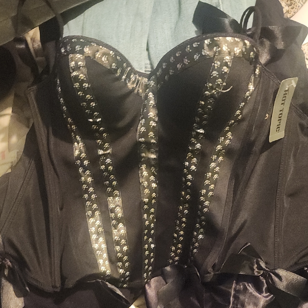 Black Corset with Skull And Crossbone Detailing 32A